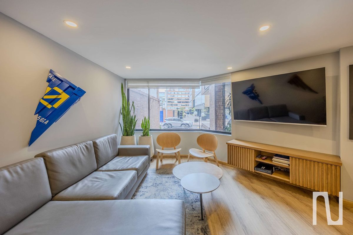 Living room with TV and wooden console